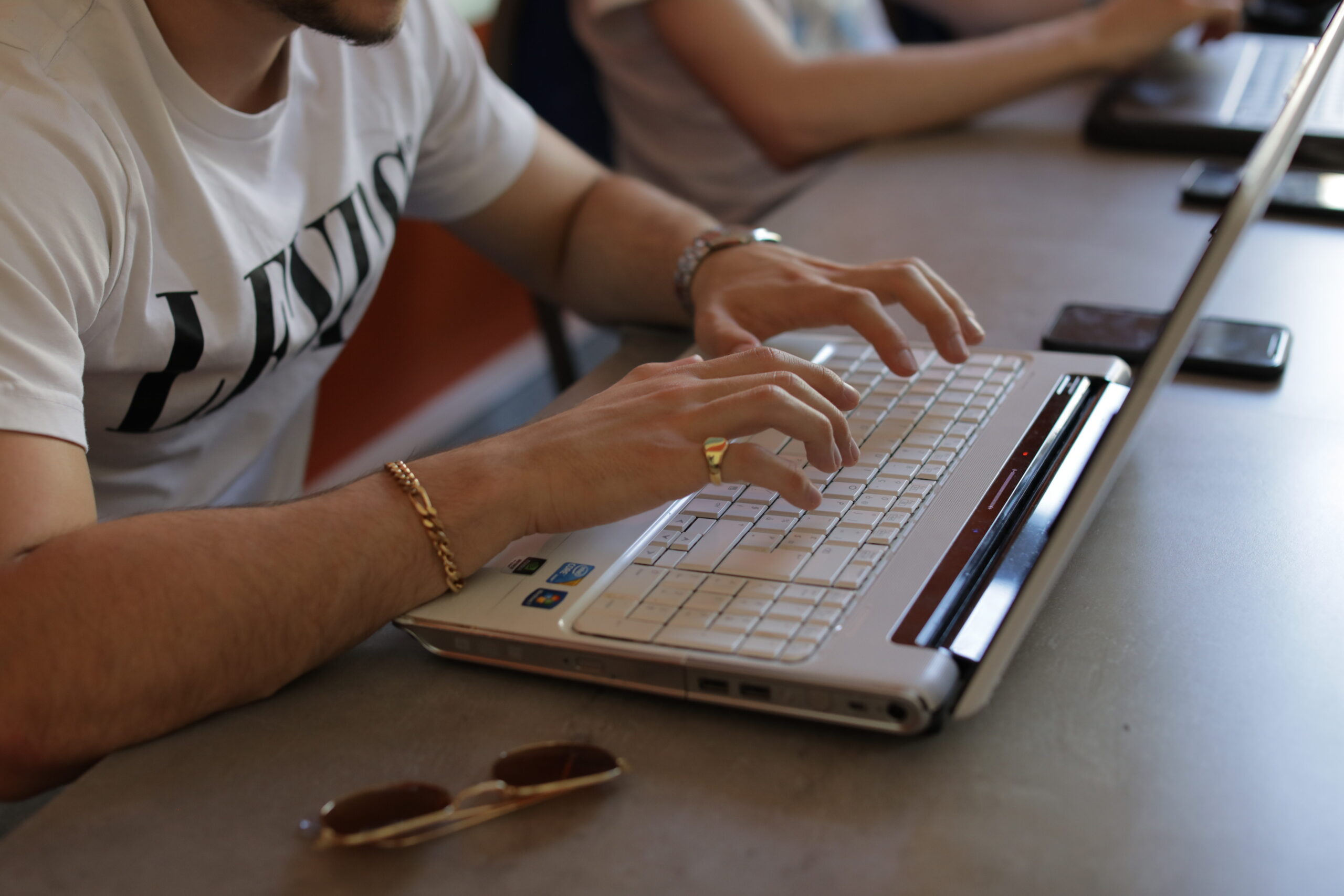 étudiant tapant sur son ordi
