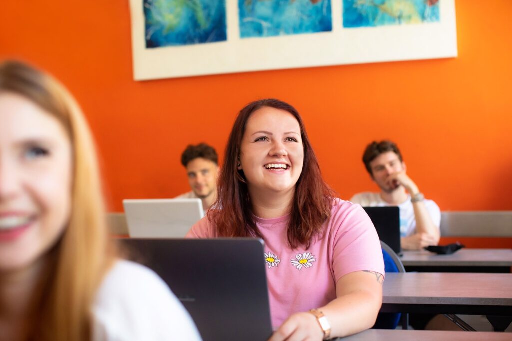 Élève souriante - École de Commerce & Management  à Strasbourg - École Supérieure OMNIS