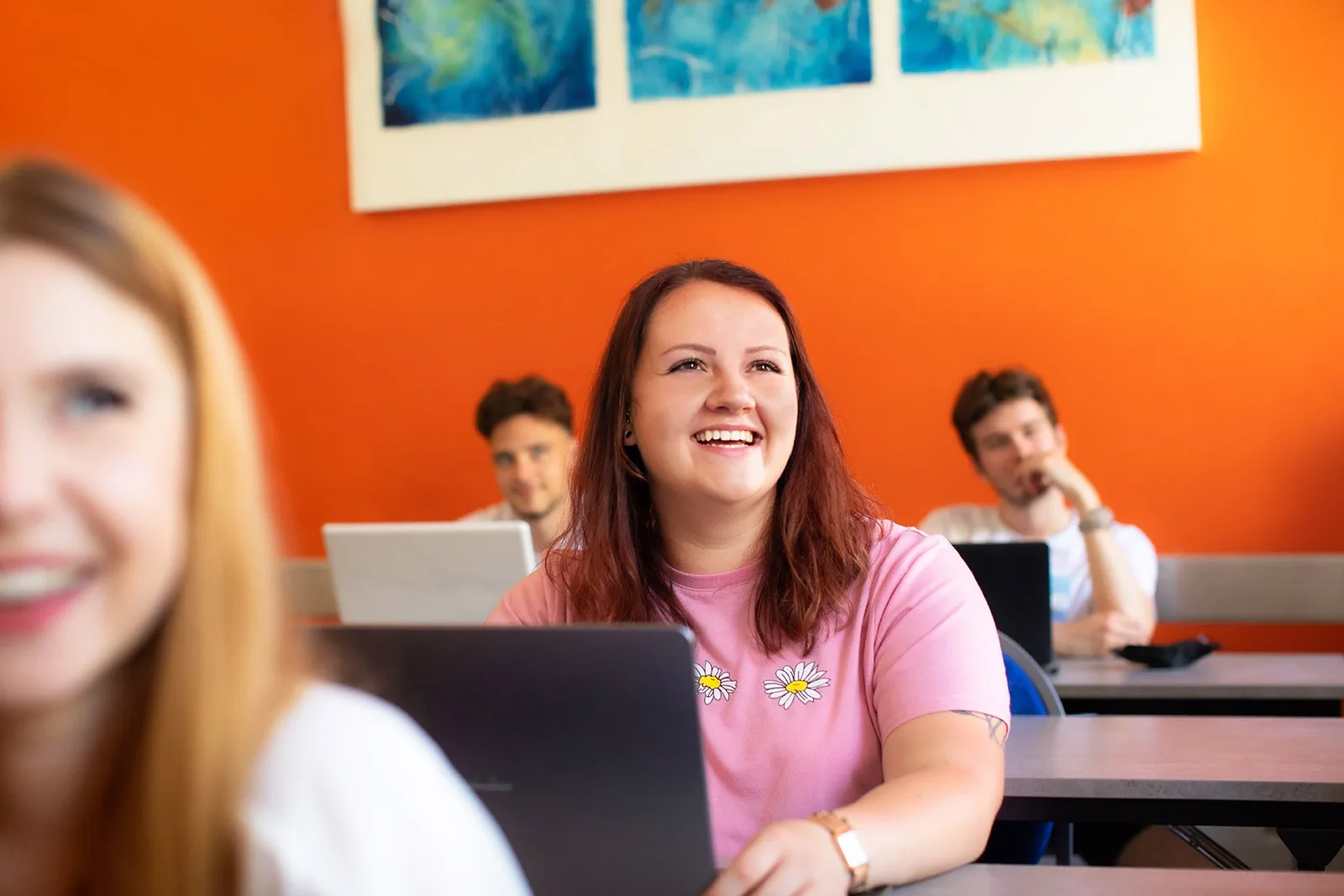 Élève souriante - École de Commerce & Management  à Strasbourg - École Supérieure OMNIS