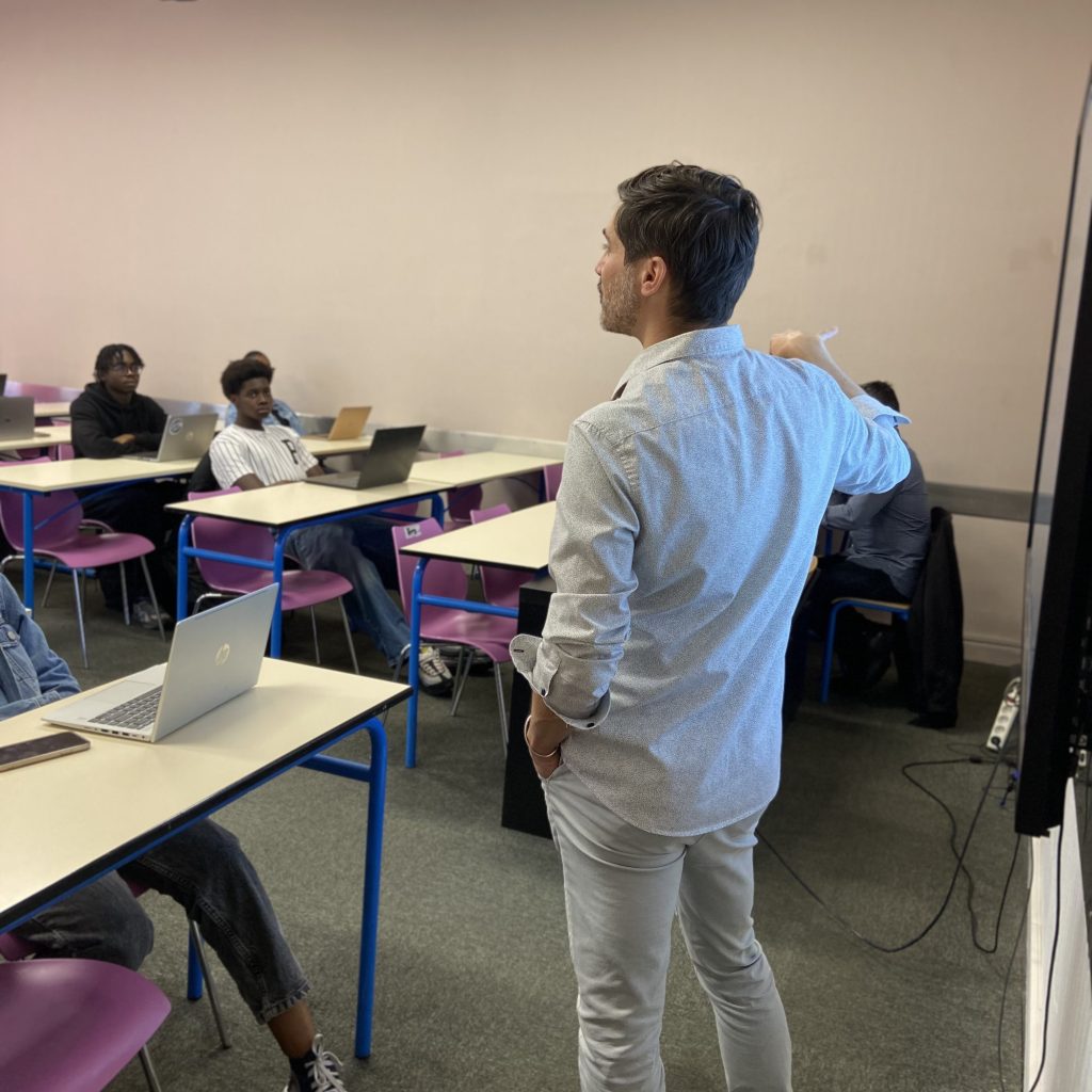 conseiller en formation pendant un atelier