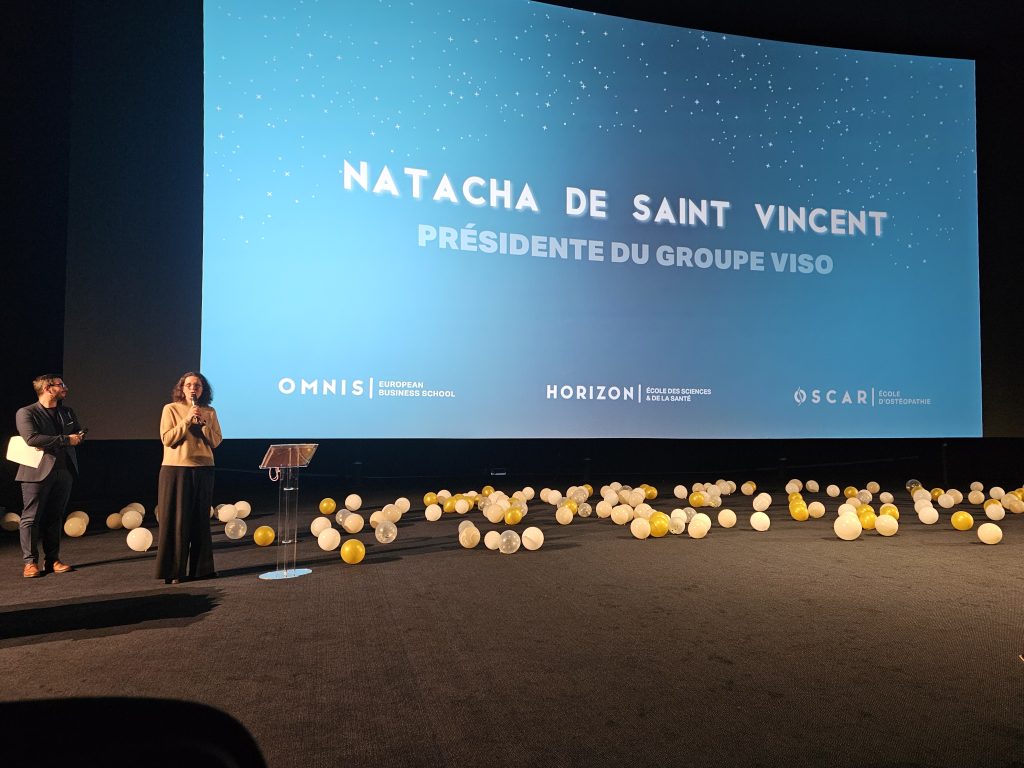 Natacha De Saint Vincent, présentant la cérémonie de remise des diplômes