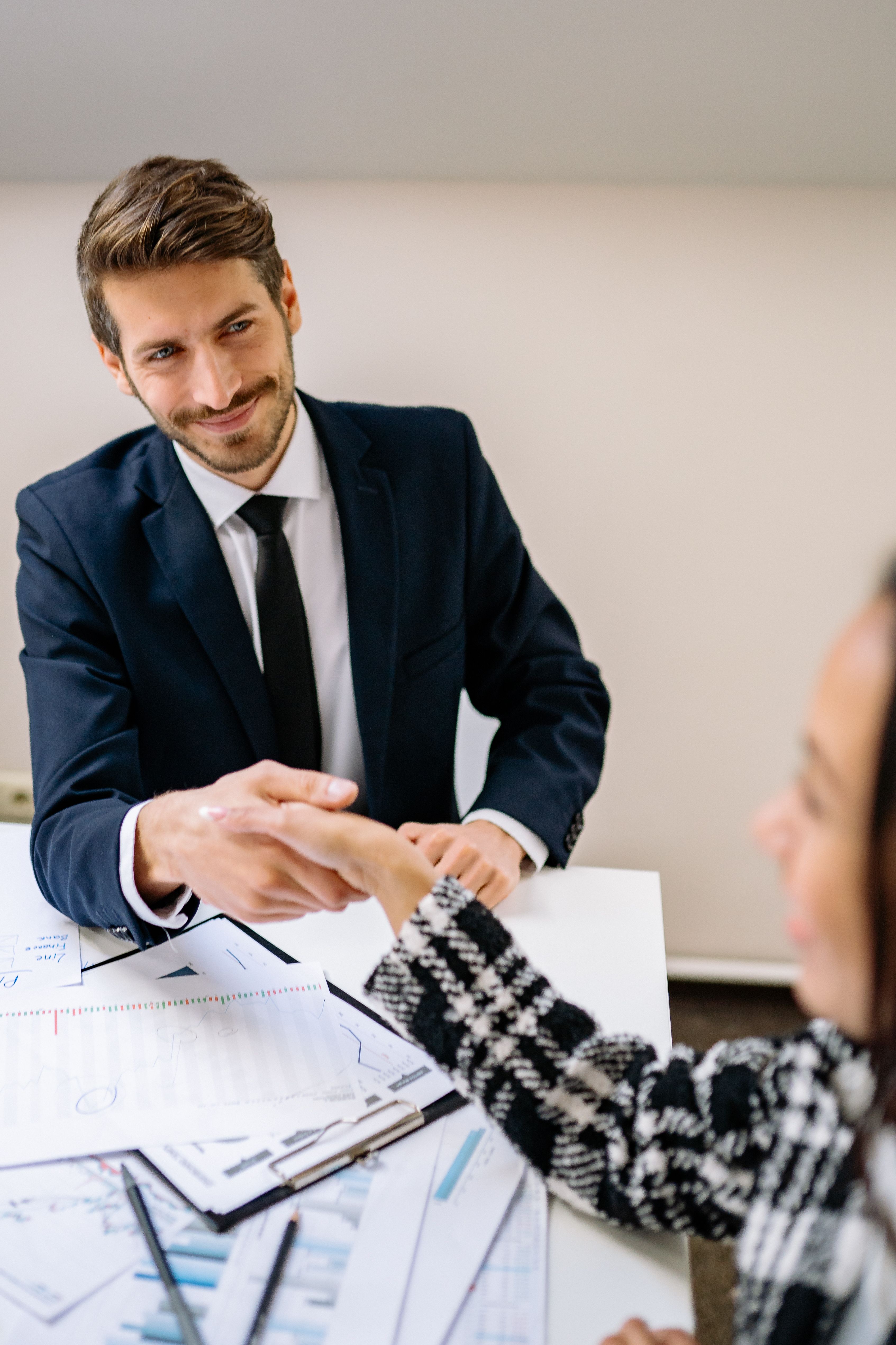 Visuel illustration poignée de main étudiant - gérant entreprise
