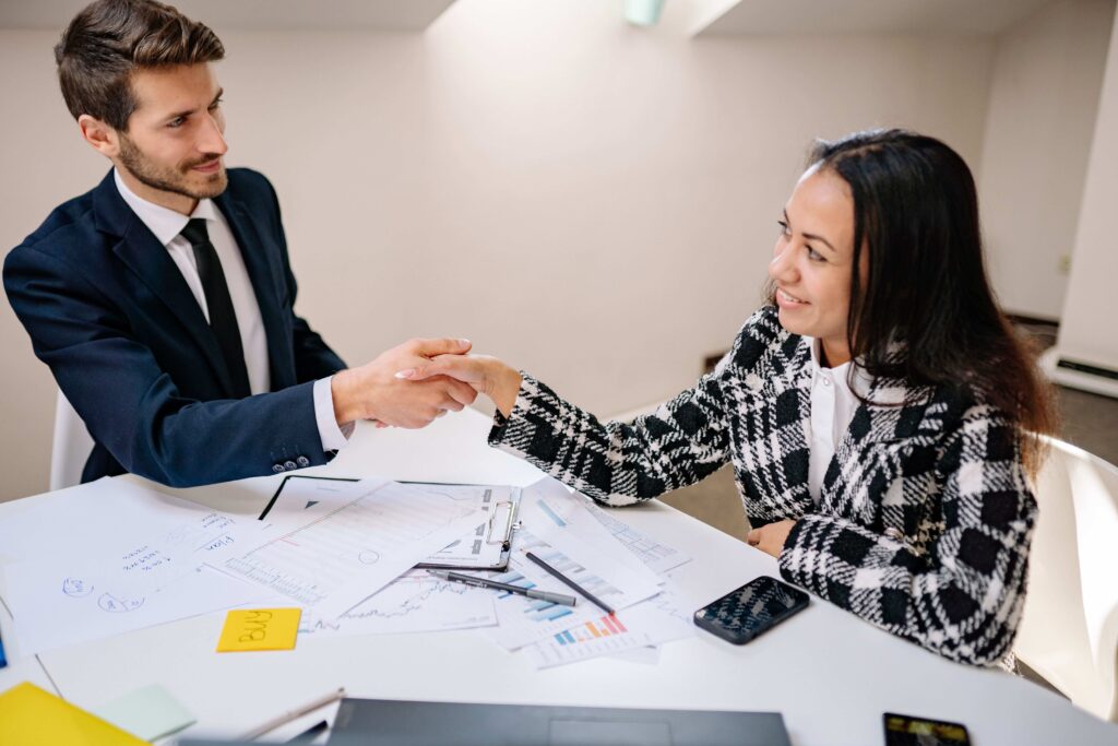poignée de main étudiant - gérant entreprise
