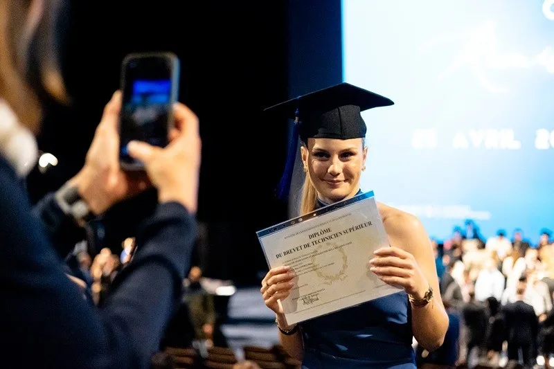 Diplomée