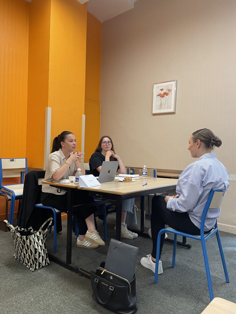 Étudiant et recruteurs lors du Job Dating OMNIS