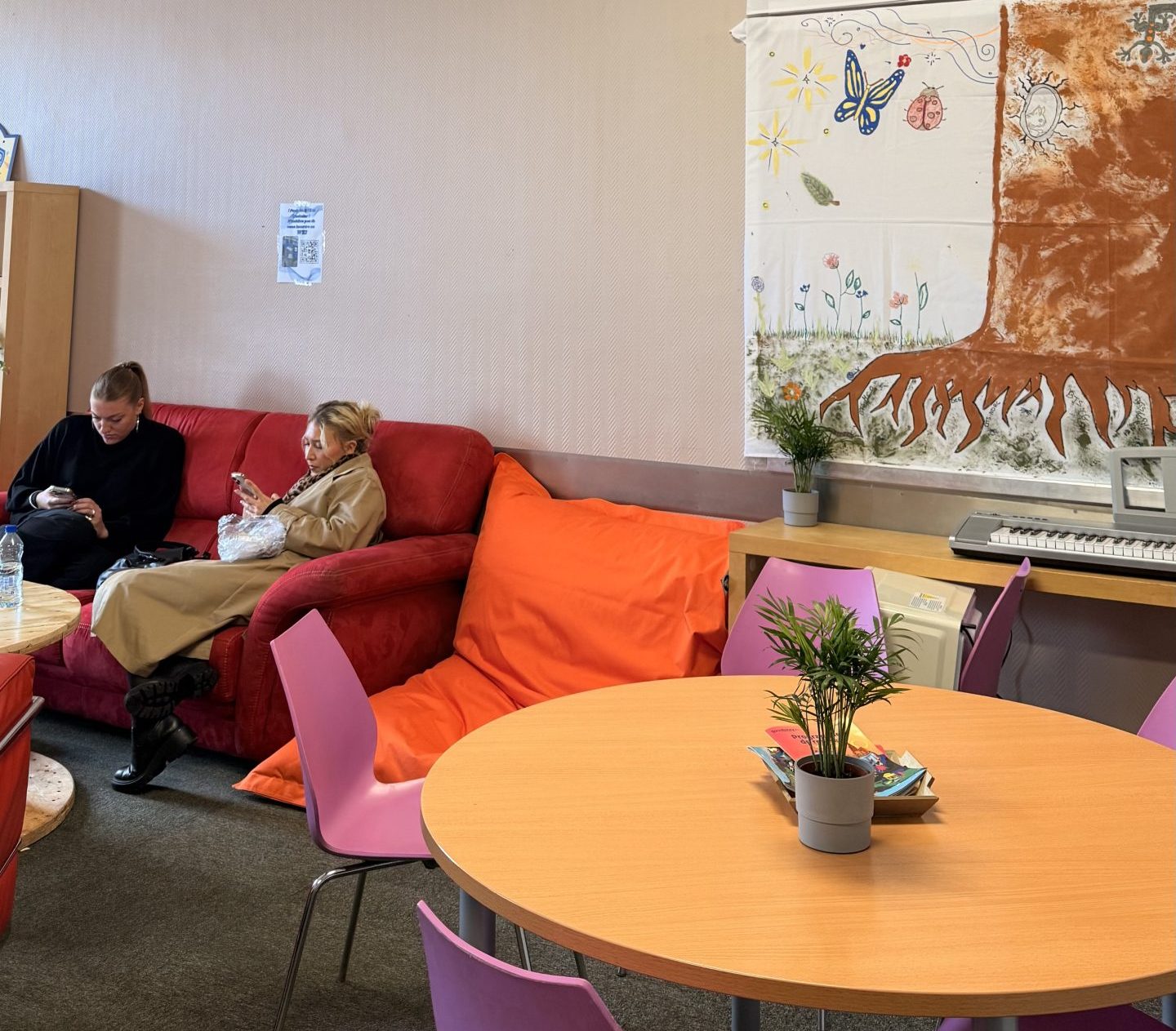 Étudiants dans la nouvelle salle de repos