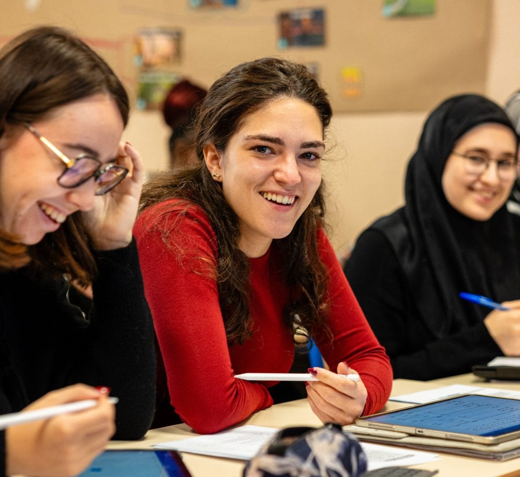 étudiante école OMNIS en cours
