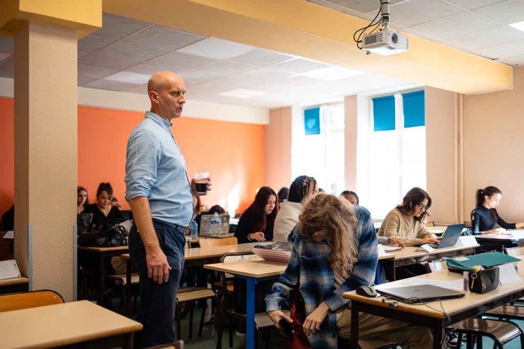 Formateur donnant cours à des étudiants