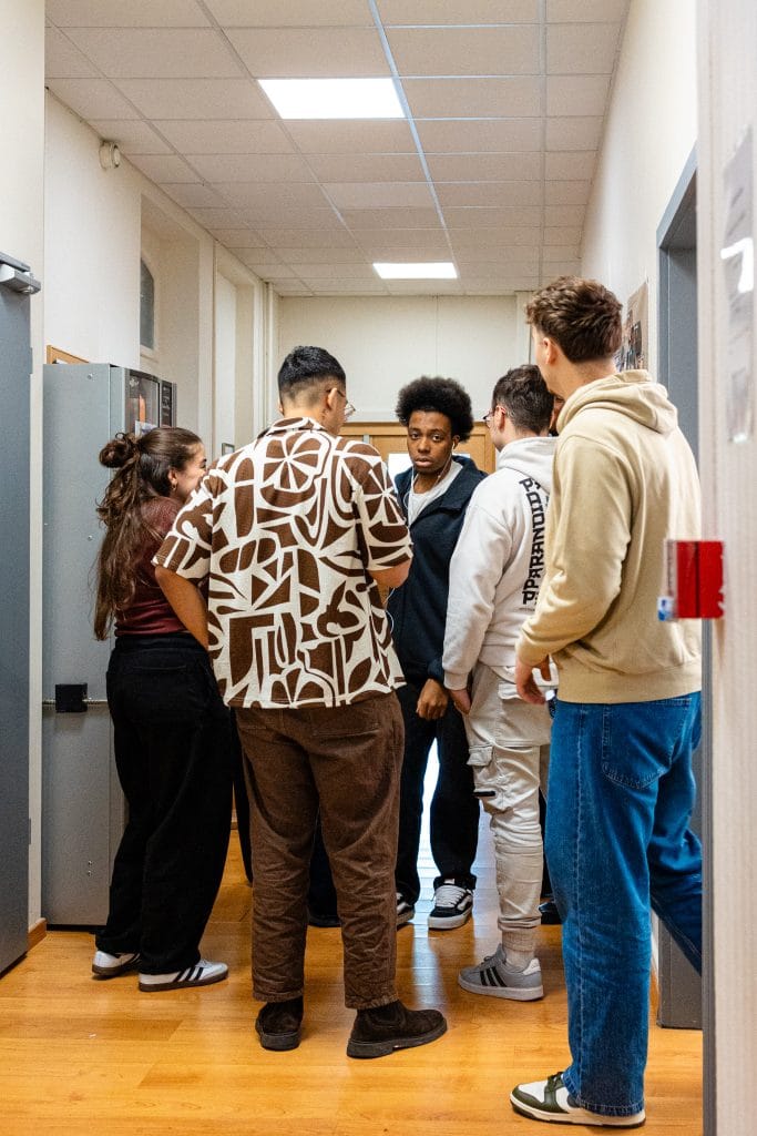 visuel étudiant en pause à l'école omnis