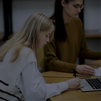 Etudiante en commerce qui étudie