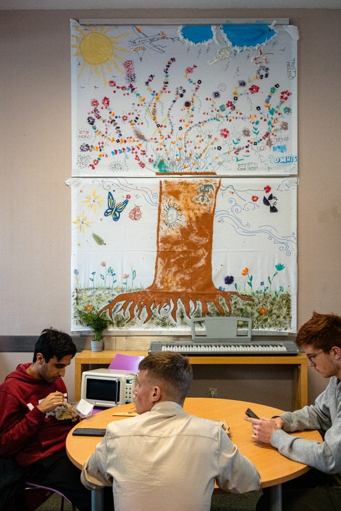 Étudiants au seins de l'école OMNIS