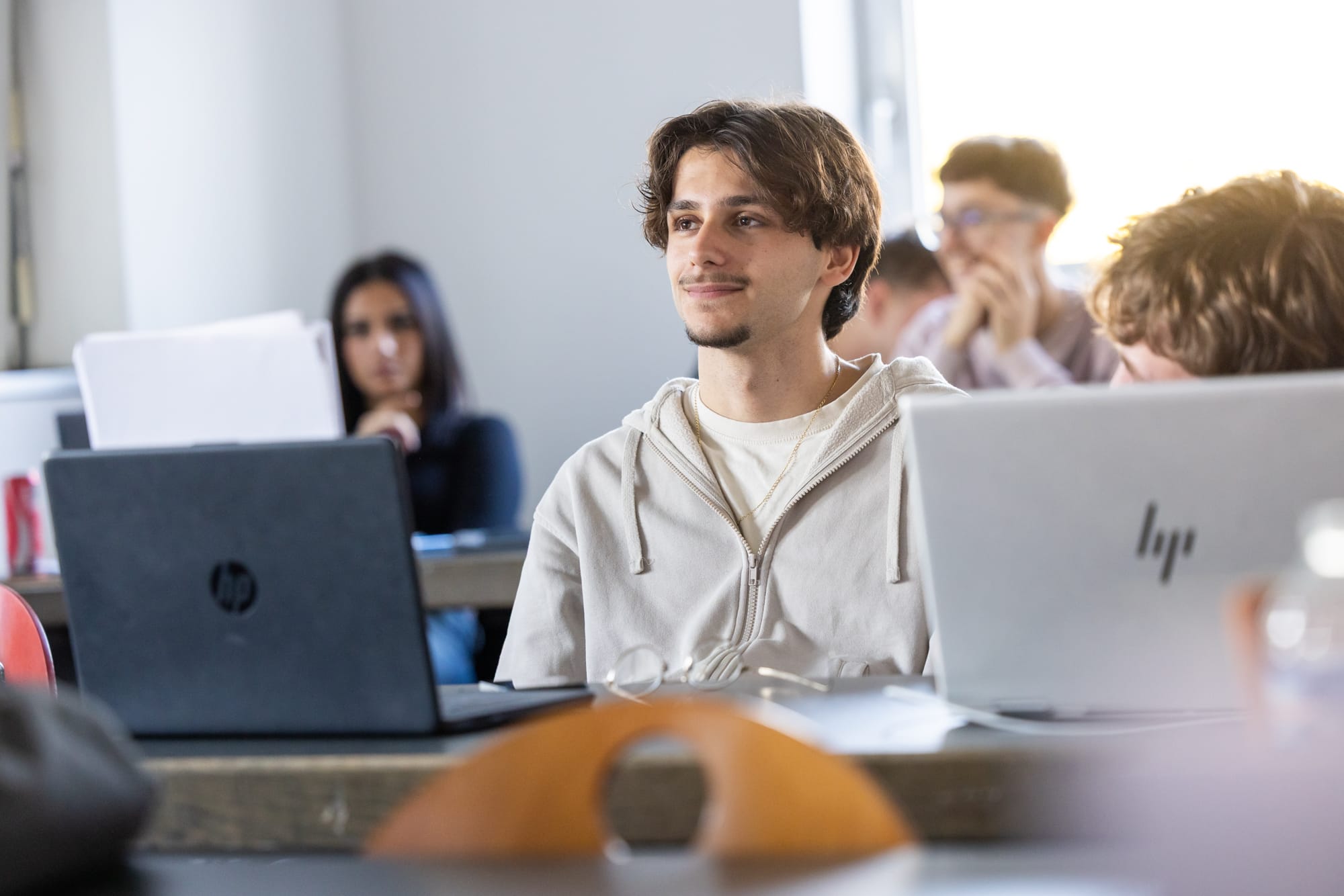 Étudiant en cours regardant le tableau