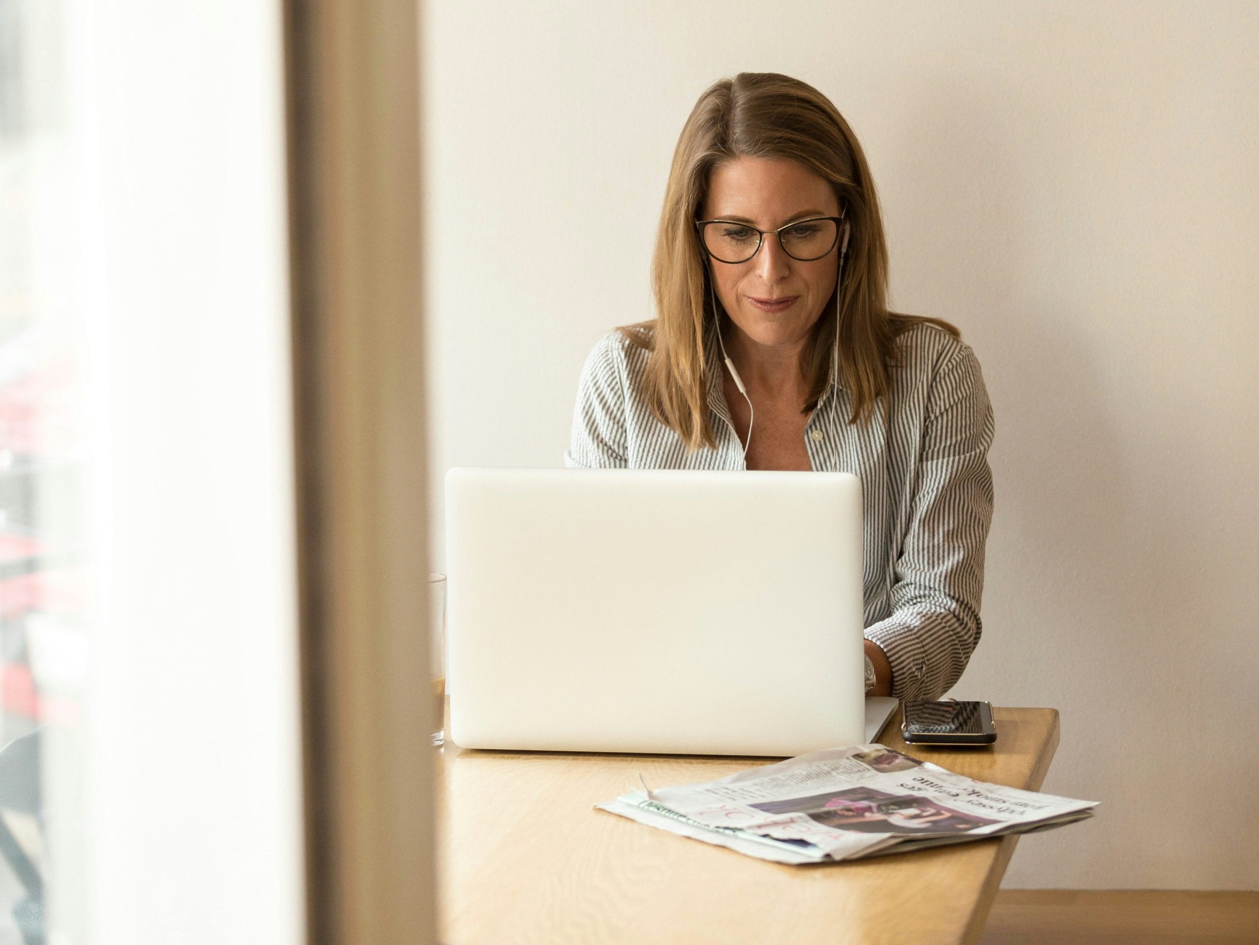 femme à lunettes sur un pc portable
