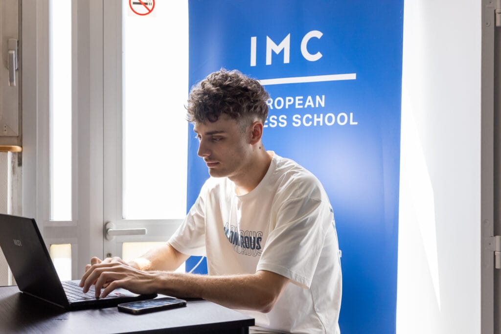 Étudiant sur son ordinateur en salle de pause