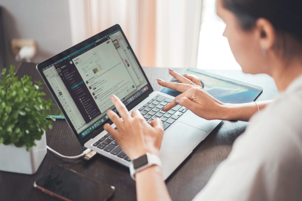 Chargé de communication en train en de répondre à des commentaires sur les réseaux sociaux