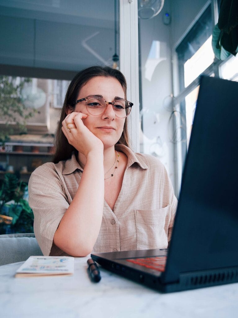 Chargée de communication sur son ordinateur