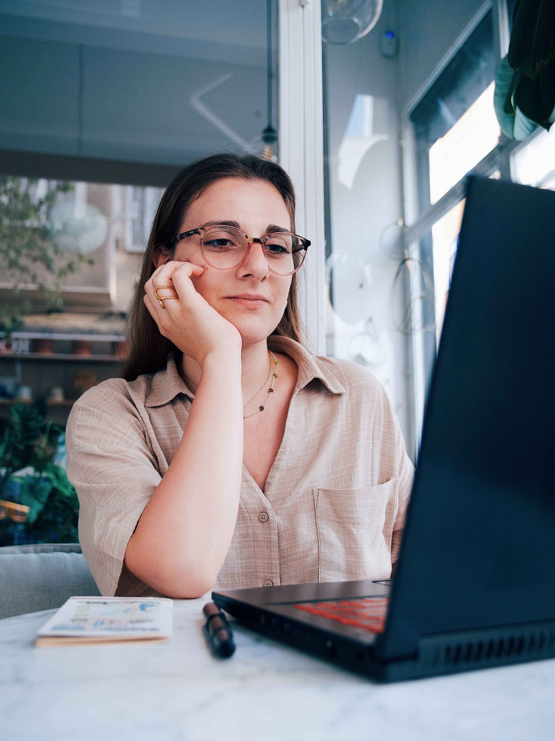 Chargée de communication sur son ordinateur