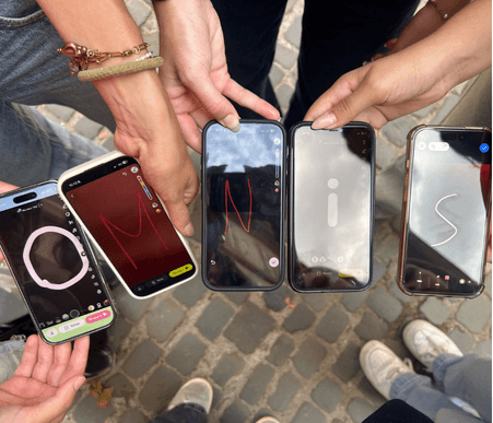 OMNIS écrit sur des téléphones d'étudiants