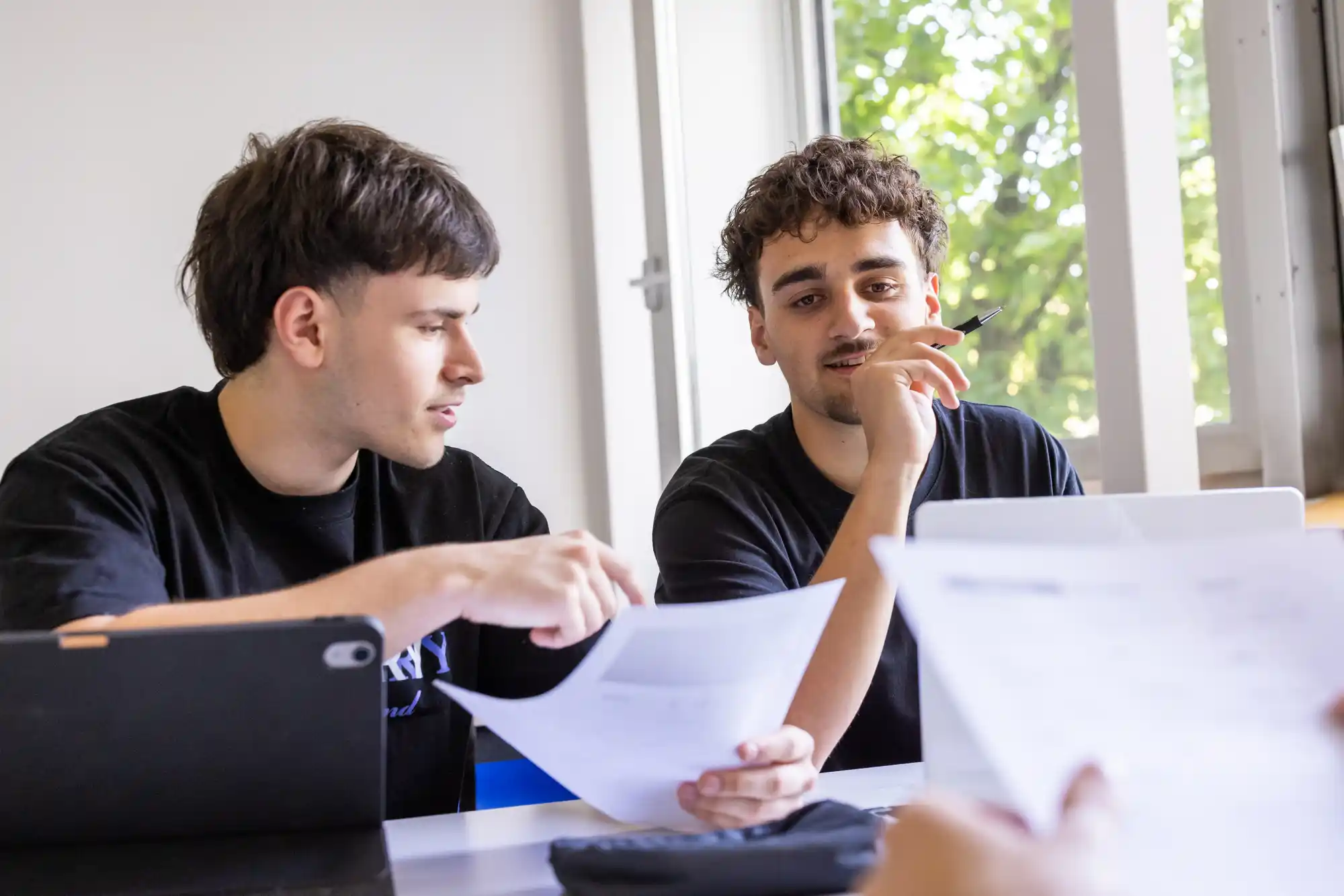 Étudiants en groupe d'étude travaillant sur un projet