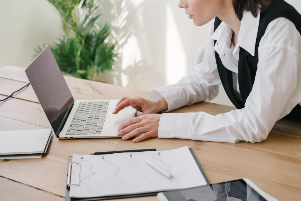 Assistante commerciale utilisant son ordinateur portable dans son bureau