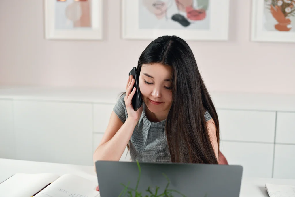 Assistante de direction gérant un appel téléphonique