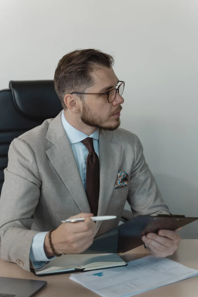Conseiller commercial prenant des notes avec un stylo en main