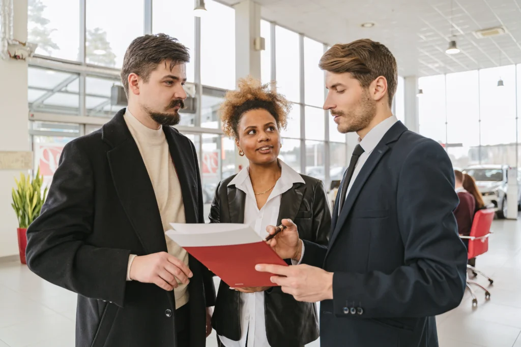 Conseiller commercial travaillant dans une concession automobile