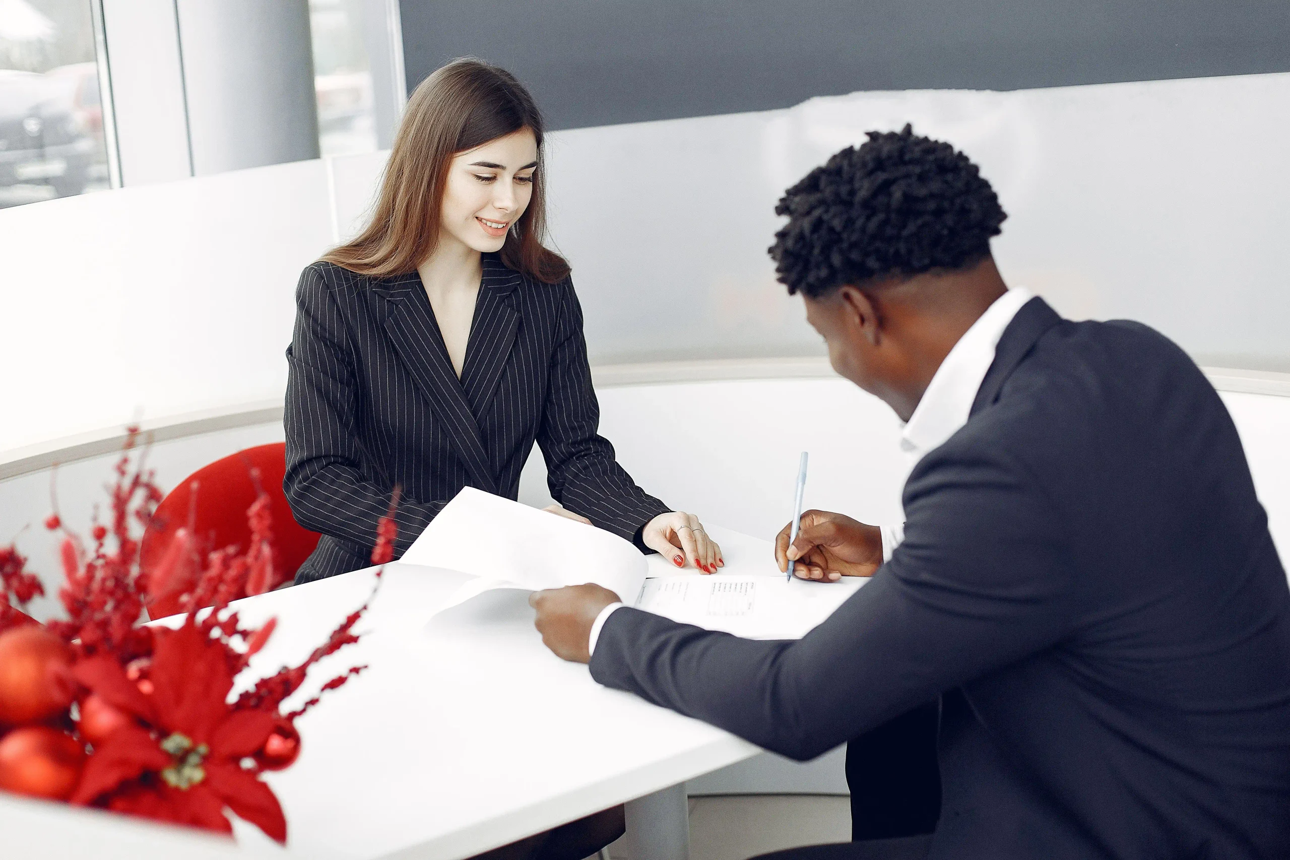 Conseillère commerciale dans un bureau signant un contrat avec un client
