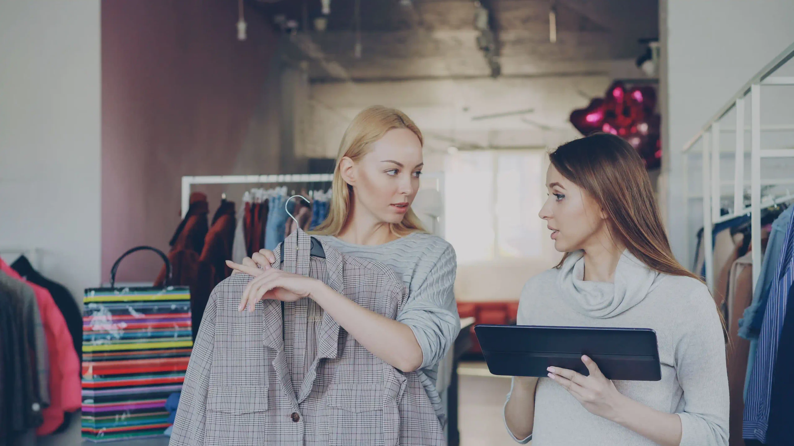 Manager retail et sa conseillère de vente dans un magasin de prêt à porter