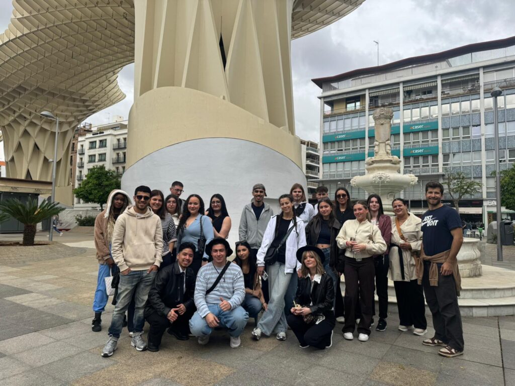 Photo de groupe des étudiants pendant une visite culturelle