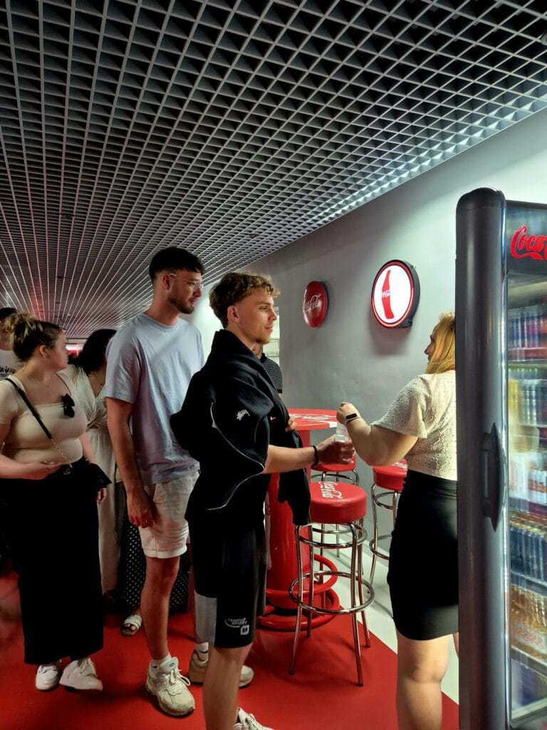 Etudiants dans les locaux de Coca-Cola